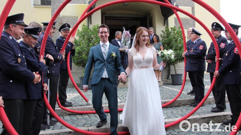 Ein großes Feuerwehraufgebot empfing das strahlende Ehepaar beim Verlassen der Kirche. Bild: kro