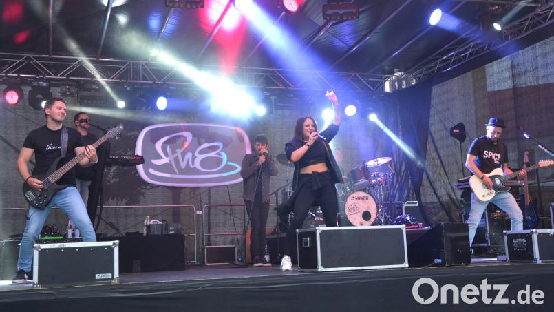 Großen Anteil am großartigen Bürgerfestauftakt hatte die Band „Pn8“, die bereits vor drei Jahren hier spielte. Die sechs Musiker mit Sängerin Eve zündeten ein wahres musikalisches Feuerwerk. Bild: jr