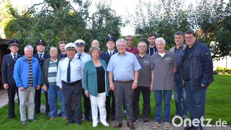Josef Eckl (Siebter von rechts) feierte seinen 80. Geburtstag. Dazu gratulierten seine Frau Elfriede, Pfarrer Udo Klösel und Bürgermeister Bernhard Rom, die Vereinsabordnungen und Freunde. Bild: gi