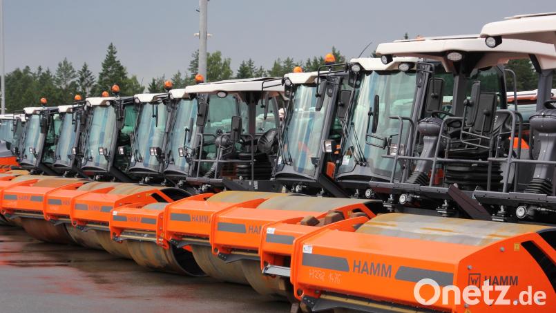 Ein tolles Bild zum "Fest der Rollen": Die Hamm-Walzen stehen Spalier für die vielen Gäste. Der Vorstand blickt zuversichtlich in die Zukunft. Doch auch Kurzarbeit ist ein Thema. Bild: kro