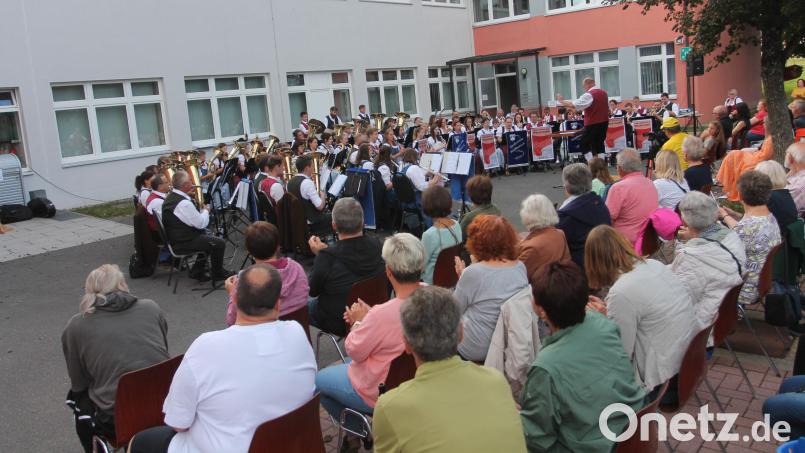 Das Vereinsorchester des Waidhauser Musikvereins und die Trachtrenkapelle Waldthurn begeistern auf der ganzen Linie. Bild: pi