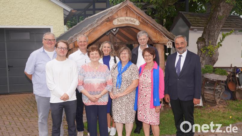 Martha Karl (Vierte von links) feierte mit ihren beiden Söhnen Bernhard (links) und Martin (Dritter von links) ihren 80. Geburtstag. Bild: fvo