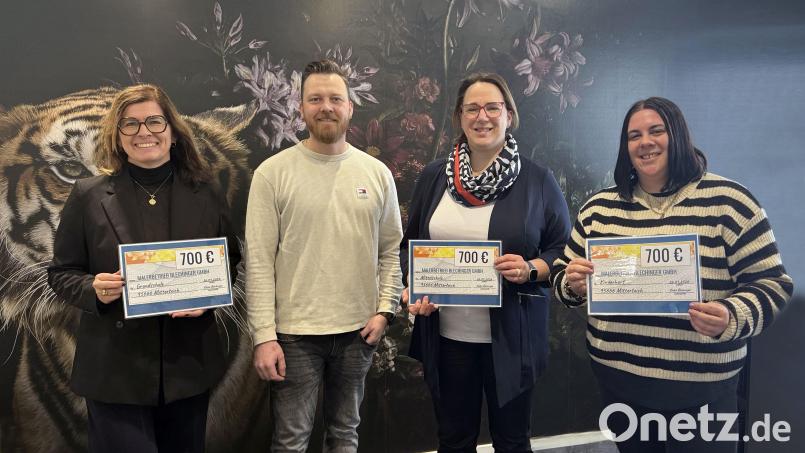 Der Malerbetrieb Blechinger hat den Erlös seines Weihnachtsbaumverkaufs an drei Bildungseinrichtungen in Mitterteich gespendet. Insgesamt 2100 Euro kamen dabei zusammen. Bild: Blechinger