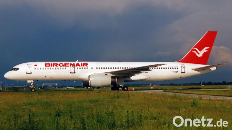 Eine Boeing 757 der Birgenair stürzte am 6. Februar 1996 kurz nach Start in Puerto Plata ab, dabei starben alle 189 Insassen, darunter 6 Oberpfälzer. Das Foto zeigt die Unglücksmaschine mit dem Kennzeichen TC-GEN im September 1995 auf dem Flughafen München. Bild: Klaus Brandmaier/exb