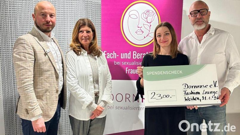 Bei der Spendenübergabe durch Florian Häusler (links) und Tom Koller (Fashion Lounge) freuten sich Iris Müller und Greta Bautz (von links) über die Zuwendung für den Verein Dornrose. Bild: Fashion Lounge