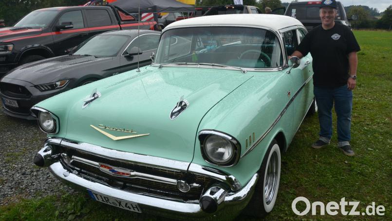 Der Waldsassener Bernd Schneider mit seinem Chevrolet, Baujahr 1957. Bild: jr
