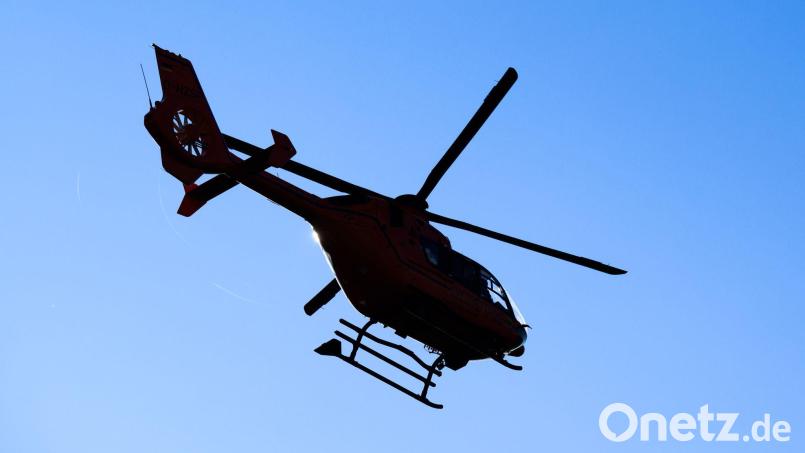 Ein Rettungshubschrauber flog den schwer verletzten Arbeiter ins Krankenhaus. Symbolbild: Julian Stratenschulte/dpa