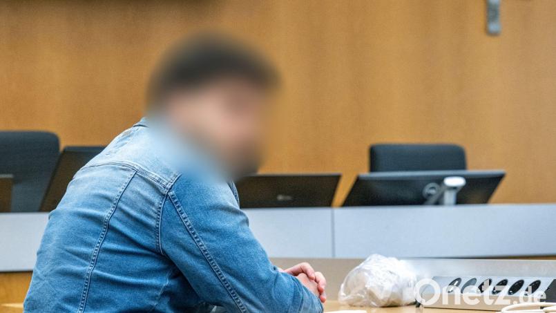 Ein Vater soll versucht haben, seine Tochter mit Mäusegift zu töten, um keine Unterhaltszahlungen leisten zu müssen. Der Mann ist wegen Mordversuchs angeklagt. (Archivbild) Bild: Armin Weigel/dpa
