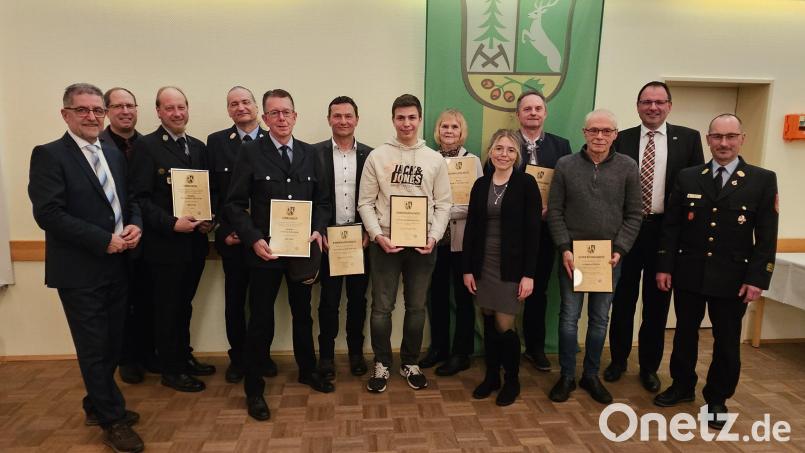 Von links: Bürgermeister Franz Tauber, 2. Bürgermeister Johannes Geisler, Benjamin Müller, Georg Lehnert, Gerald Bauer, Matthias Hautmann, Jonas Kuhbandner, Maria Schreyer, 3. Bürgermeisterin Cathrin Seltmann, Hubert Schinner, Andreas Nickl, Finanzstaatssekretär Martin Schöffel und Kreisbrandinspektor Jürgen Wunderlich. Bild: Sonja Ehlich/ Gemeinde Mehlmeisel