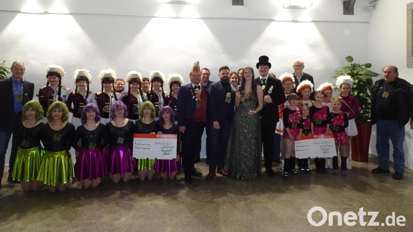 Mit zwei Schecks über je 400 Euro an die Kinder- und Jugendgarde des Vereins Neustädter Faschingszug löste Neustadts Bürgermeister seine "verloren gegangenen" Faschingsorden wieder aus. Bild: Stefan Linsmeier, exb