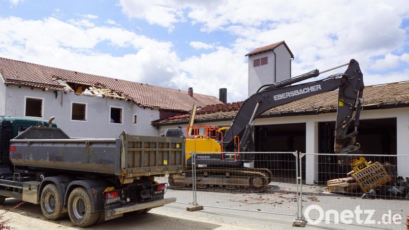 Nachdem das alte Feuerwehrgerätehaus entkernt worden ist, läuft nun der Rückbau des gesamten etwa 40 Jahre alten Anwesens. Bild: bkr