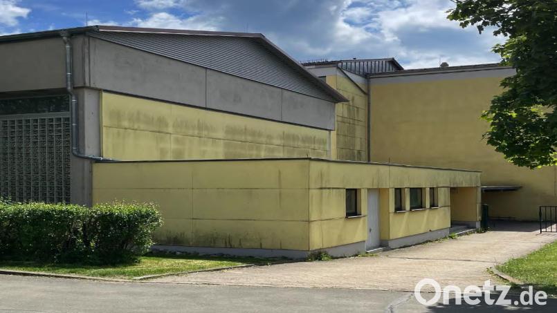 Für den Umbau der ehemaligen Schulsporthalle in Speichersdorf liegt nun ein genehmigter Bauantrag vor. Es sind nur geringe Veränderungen an der Fassade vorgesehen. Bild: ak