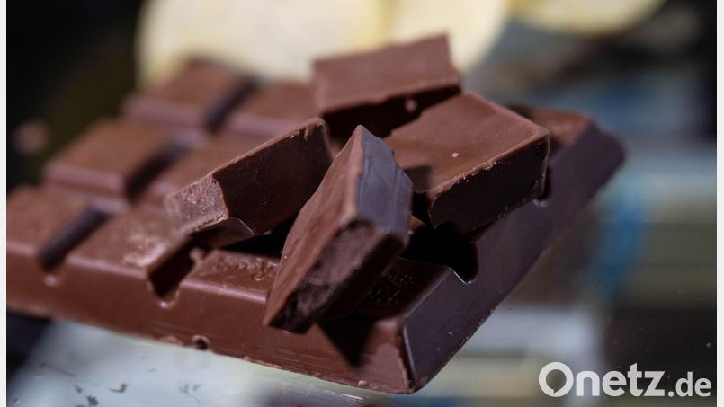 Für eine Schokoladentafel müssen Verbraucher immer noch tiefer in die Tasche greifen als vor ein paar Jahren. Bild: Hendrik Schmidt/dpa