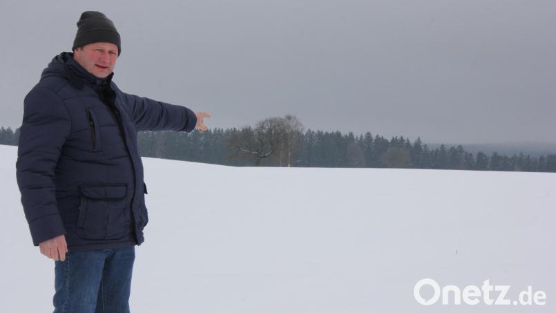 Auf diesem Gelände am Ortsausgang in Richtung Rosall, so Besitzer Bernhard Härtl nahe seines Bauernhofs in Wondreb, soll die neue Stallanlage für Zuchtsauen entstehen. Bild: Konrad Rosner