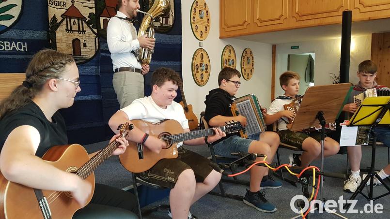 Das Ensemble der Nachwuchsmusiker ließen mit der Steirischen, Gitarre und Bariton feierliche Musik erklingen. Bild: gi
