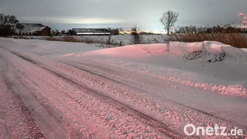 Ein Kleinbus mit elf Schülern ist bei Muglhof in eine Schneeverwehung geraten und steckengeblieben. Symbolbild: Lars Penning/dpa