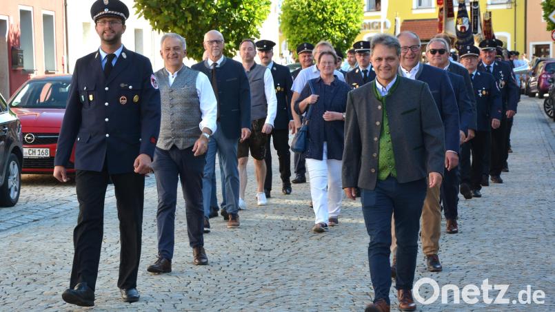 Beim Festzug am Samstagabend durch die Hauptstraße vom Festplatz aus zur Pfarrkirche Waldeck waren auch (vorne rechts) Schirmherr Leonhard Zintl und Landrat Roland Grillmeier (2. von links) dabei. Bild: jr
