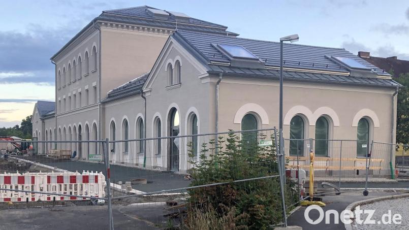 Im nördlichen Seitenflügel des Wiesauer Bahnhofes (rechts) war früher einmal ein Restaurant. Die Kulturbahnhofidee, dort wieder einen Gastronomiebetrieb zu integrieren, wurde im Marktrat fallen gelassen. Bild: wro