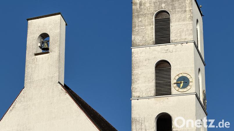 Zuerst stand die Anzeige bei dreiviertel 7 Uhr still, mittlerweile sind die Zeiger auf 12 Uhr gestellt. Das wird auch noch bis kommende Woche so bleiben – erst da steht steht die Reparatur an. Bild: Petra Hartl