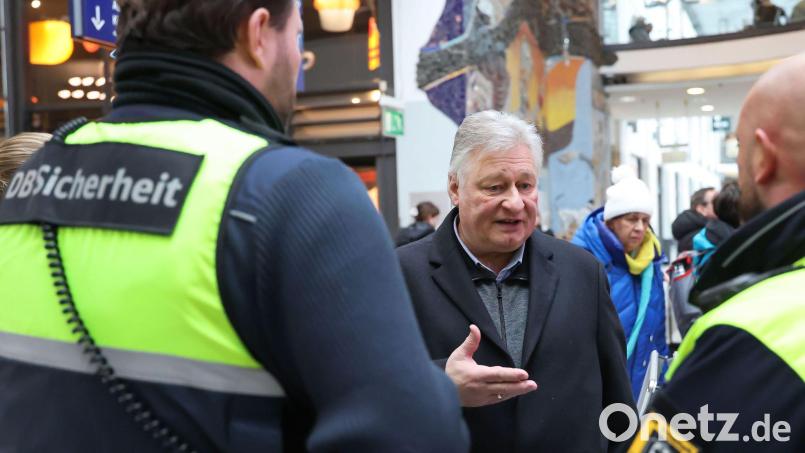 Martin Burkert nahm am Nürnberger Bahnhof an der Schweigeminute für den getöteten Zugbegleiter teil. Bild: Daniel Löb/dpa