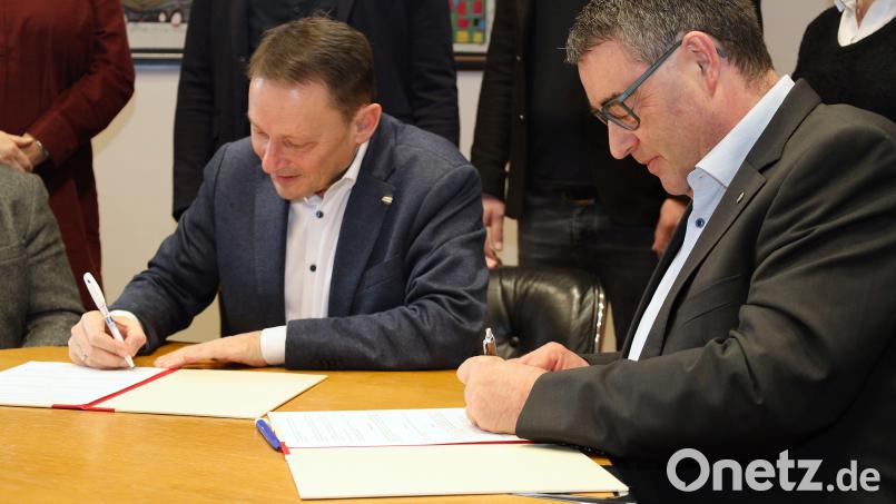 Oberbürgermeister Jens Meyer und Johanniter-Regionalvorstand Martin Steinkirchner unterzeichnen den Vertrag. Bild: Pressestelle Stadt Weiden