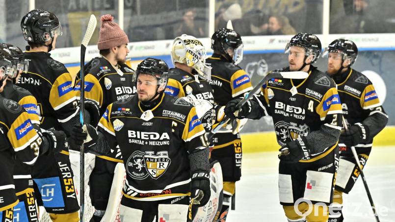 Die Spieler des ERSC Amberg müssen im Spiel eins der Abstiegsrunde Teamgeist beweisen. Archivbild: Hubert Ziegler