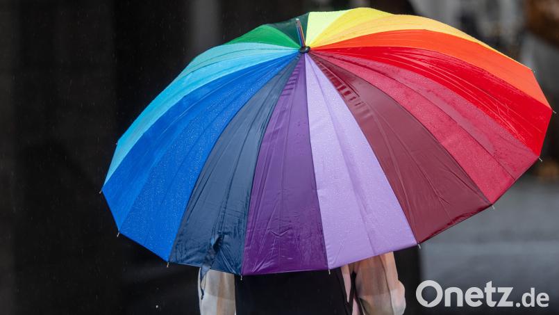 Grauer Himmel mit Regen und Nebel über der Oberpfalz. Symbolbild: Peter Kneffel/dpa