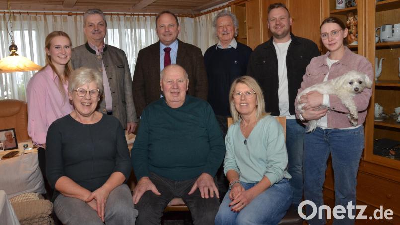 Der 85. Geburtstag von Josef Krug (vorne Mitte) war ein Zeichen dafür, wie sehr Josef Krug in seiner Familie, in den Vereinen und in der Dorfgemeinschaft verwurzelt ist. Seine Töchter Heidi (links) und Elisabeth (rechts) organisierten eine wunderbare Feier für ihren Papa. Bild: dob