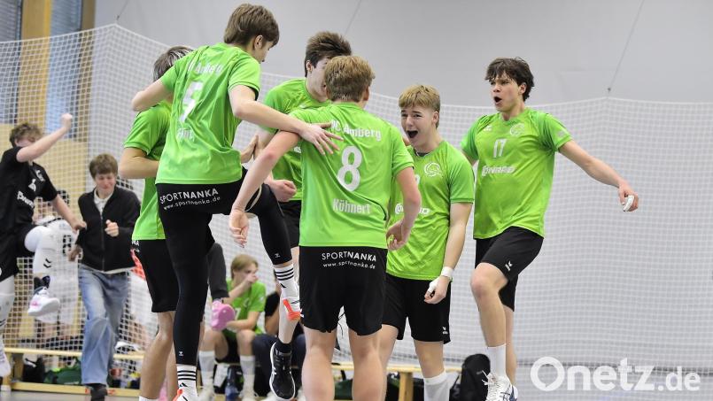 Jubel bei den Volleyballern des VC Amberg über einen gewonnen Punkt im Spiel gegen den SV Schwaig.
Nordbayerische Meisterschaft der U20 in Amberg 2026
Volleyball Jugend
Bild: Hubert Ziegler Bild: Hubert Ziegler
