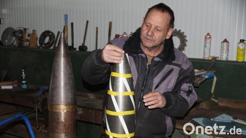 Sprengmeister Thomas Krenzer hat die einzige, zu einem Böllergeschütz umgebaute Feldkanone Long Tom in Europa. An einem Geschoss vom Kaliber 155 Millimeter macht er erkennbar, wie die Perforation an einem Geschoss für Handfeuerwaffen verlaufen könnte. Bild: bkr