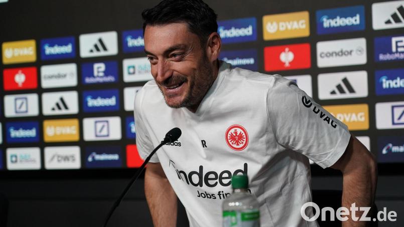 Schwung und Selbstbewusstsein: Eintracht-Coach Albert Riera. Bild: Marc Schüler/dpa