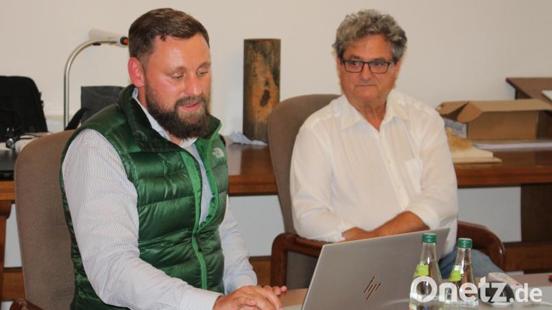 Tobias Eckardt (links, mit Bürgermeister Bernhard Stangl) ist neben Markus Windisch und dem zugeschalteten Adrian Hausner einer der drei Berater, die die Stadt bei der Erarbeitung eines Wärmeenergiekonzeptes begleiten. Bild: Bernhard Piegsa