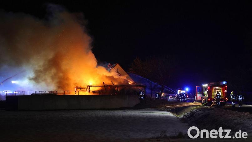 Die Scheune stand beim Eintreffen der Einsatzkräfte in Brand. Bild: Markus Zahn/NEWS5/dpa