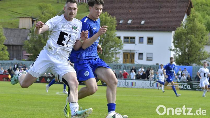Martin Popp (links) trägt künftig das Trikot des 1. FC Schlicht. Archivbild: Hubert Ziegler
