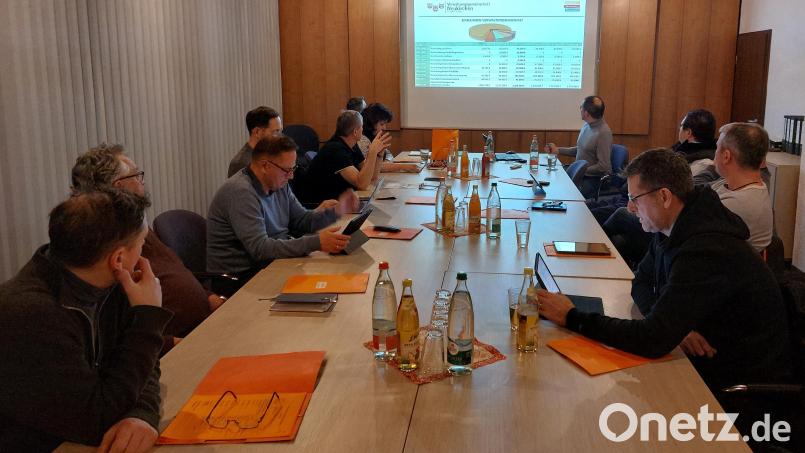 Kämmerer Christian Link (vorne rechts mit Blick zur Leinwand) stellte das Zahlenwerk in übersichtlichen Graphiken den Vertretern der Verwaltungsgemeinschaft vor. Bild: mfh