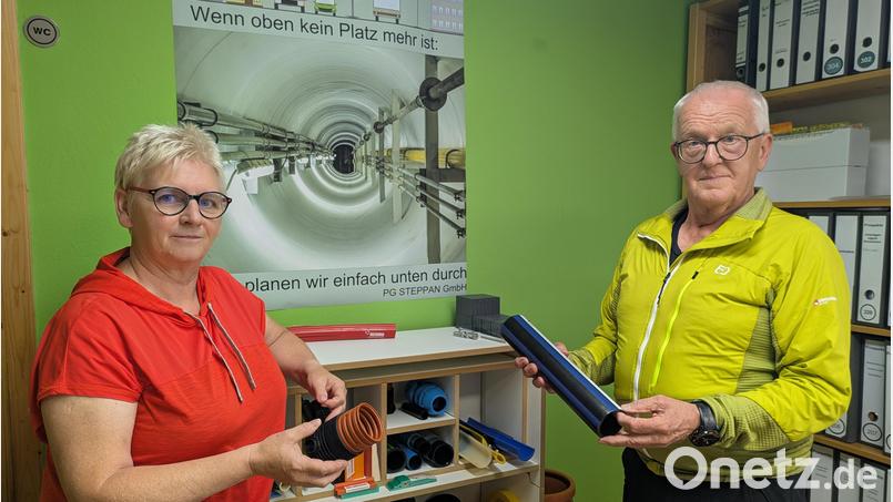 Für innovative Lösungen im Tiefbaubereich steht die Planungsgruppe Steppan in Waldsassen. Vor 35 Jahren ist das Unternehmen von Richard Steppan und Petra Wick gegründet worden. Der Geschäftsführer hält ein Muster einer Kunststoffwasserleitung, die Prokuristin ein Modell eines Abwasserschachts aus Kunststoff. Bild: pz