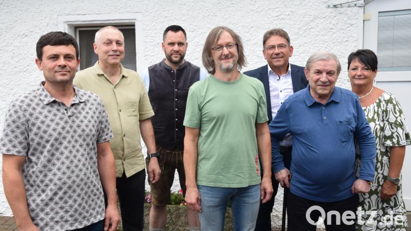 Ernst Schmid (zweiter von rechts) gründete vor 50 Jahren die Firma K. E. Schmid mit Vater Karl. Martin Schmid (dritter von rechts) übernahm mit Ehefrau Petra (rechts) 1993 den Betrieb, den Daniel Hommel (dritter von links) zum Jahresende nun übernimmt. Artur Zink (Mitte) ist 30 Jahre in der Firma. Segej Koschel 15 Jahre und Waldemar Wolny 25 Jahre (von links) Bild: fz