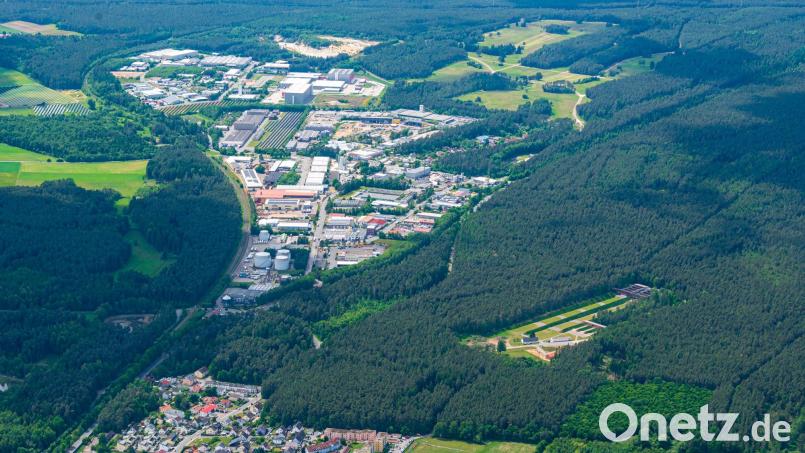 Für die Oberbürgermeister-Kandidaten Jens Meyer (SPD), Laura Weber (Grüne), Robyn Arnold (Linke) und Jürgen Meyer (Bürgerliste) ist eine Neuauflage des Gewerbegebiets West IV eher keine Option. Benjamin Zeitler (CSU) und Florian Vogel (FDP) wollen es nicht von vornherein ausschließen. Luftbild: mür