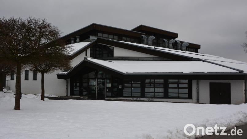 Für die Sanierung des Tirschenreuther Hallenbad wartet der Landkreis noch immer auf die Förderzusage, die Ende Februar kommen soll. Erste Kostenschätzungen sprechen von einem Investitionsbedarf in Höhe von 21,266 Millionen Euro. Bei einer Förderzusage wird die Sanierung mit rund 45 Prozent der förderfähigen Kosten bezuschusst. Bild: jr