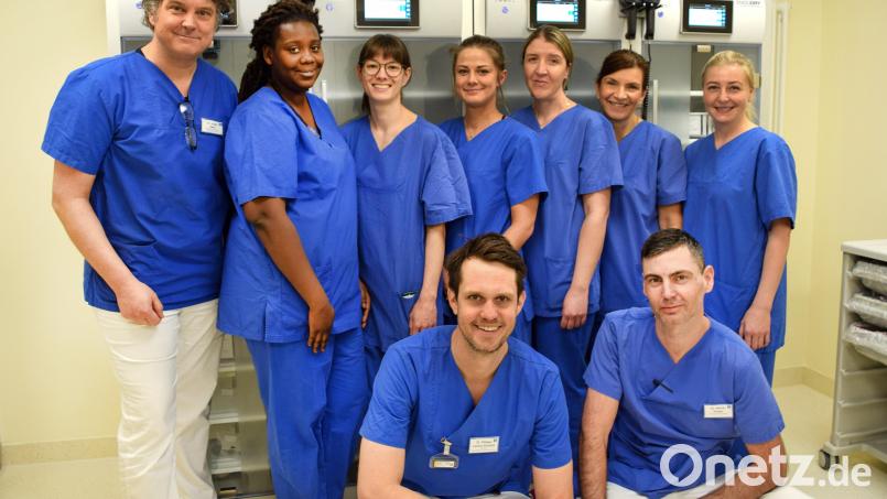 Dr. Josef Zäch (links) und Dagmar Ehrenreich (Zweite von rechts) mit dem Großteil des Endoskopie-Teams. Bild: Bernhard Krebs