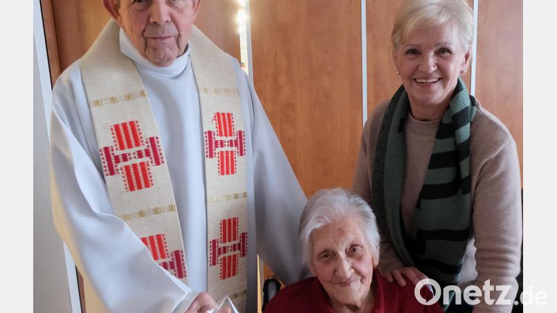 Pfarrer Max Früchtl (links) und Beate Götz (rechts) gratulierten Erna Hacker (mitte) zum 95. Geburtstag. Bild: Fred Lehner