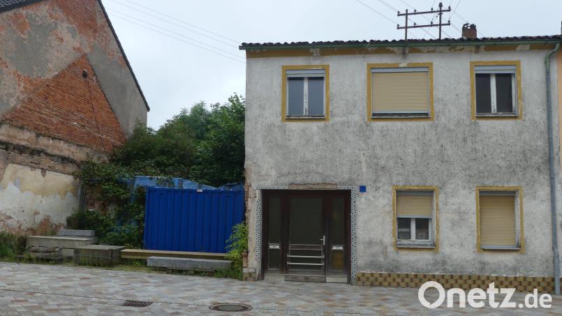 Im Dezember 2024 beschloss der Stadtrat den "Abbruch des bestehenden Gebäudes und Neubau eines öffentlichen Sanitärgebäudes mit Lagerraum". Der Vermögenshaushalt 2025 weist dafür Ausgaben von 742.000 Euro und Zuschüsse von 605.000 Euro aus. Bild: rn