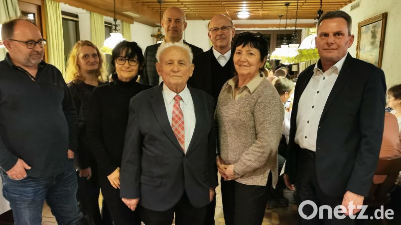 Josef Klier freute sich zu seinem 85. Geburtstag über zahlreiche Gratulanten. Im Bild Gattin Anni, Tochter Karola mit Anton, Sohn Roland (links) mit Andrea sowie Bürgermeister Norbert Eckl (von rechts) und Pfarrer Herbert Rösl. Bild: Portner