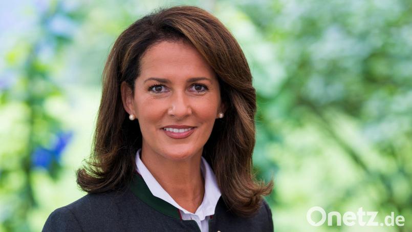 Unfreiwillige Wartezeit für Agrarministerin Kaniber am Berliner Flughafen. Der Eisregen verhinderte ihren Abflug in Richtung München. (Archivbild) Bild: Peter Kneffel/dpa