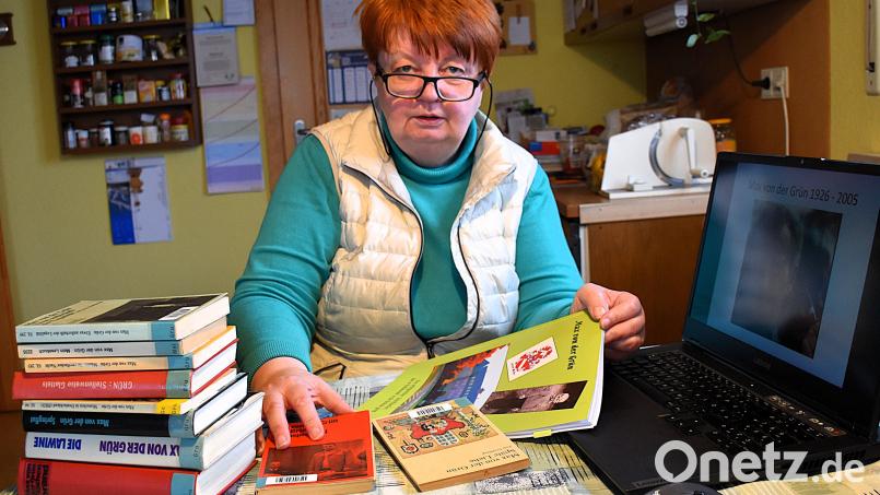 Heimatforscherin Monika Beer-Helm hat alle Bücher von Max von der Grün gelesen. Ihre Recherchen über den berühmten deutschen Autor, der auch viele Jahre in Mitterteich lebte, führten sie bis ins Nachbarland Tschechien, wo sie im Tachauer Archiv die Grundschulzeugnisse des Schriftstellers aufspürte. Bild: ubb