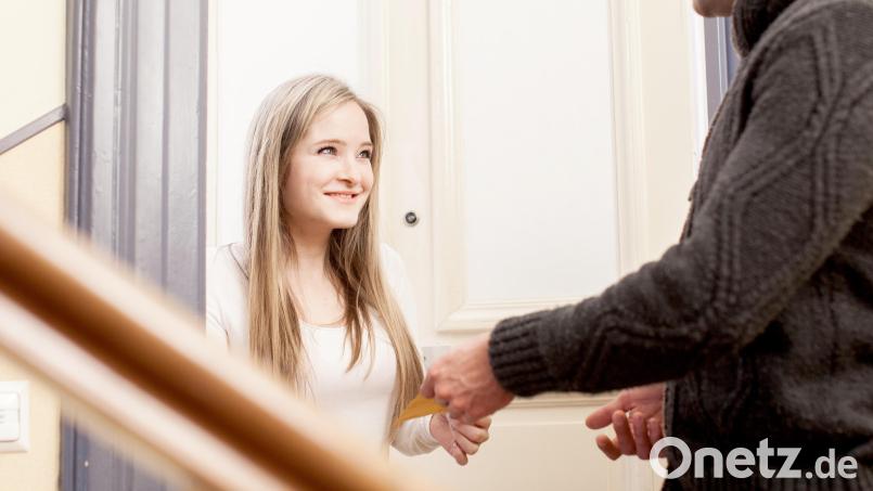 Eine besorgte Bürgerin meldete einen Telekom-Mitarbeiter, der an ihrer Haustür klingelte. Die Stadt Eschenbach ruft nun zur Vorsicht auf. Symbolbild: Christin Klose/dpa