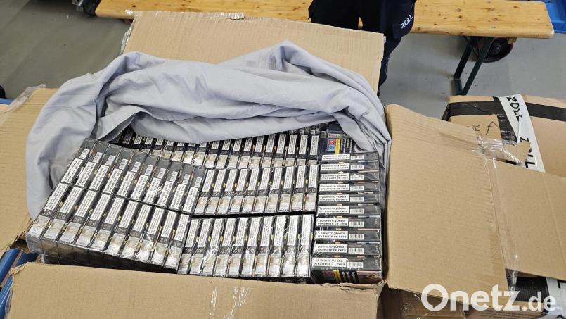 Der Zoll in Waidhaus stellt fast 20.000 Zigaretten bei einer Kontrolle auf der A6 sicher. Bild: Hauptzollamt Regensburg