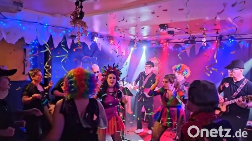 Back Beat feiert Fasching im "Kulturbahnhof Parapluie". Bild: Sabine Mende/exb
