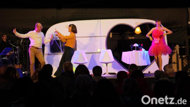 Die Komödie "Blind Date" wird im Schloss-Innenhof Burgtreswitz und im Edelmannshof im Bauernmuseum Perschen aufgeführt. Bild: Florian Wein/OVIGO Theater