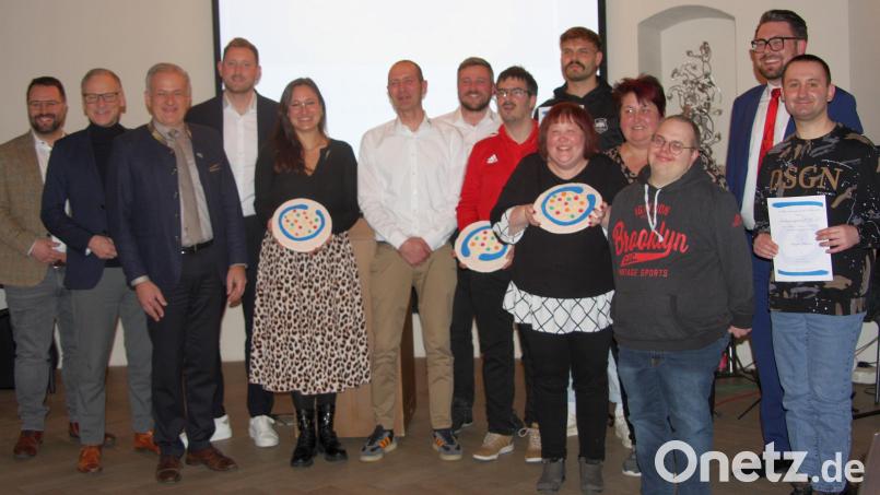 Den drei Preisträgern aus Falkenberg, Waldsassen und Kemnath winkten insgesamt 1250 Euro und - als äußeres Zeichen - eine große Plakette. Der Preis war nach Plätzen gestaffelt. Bild: wro